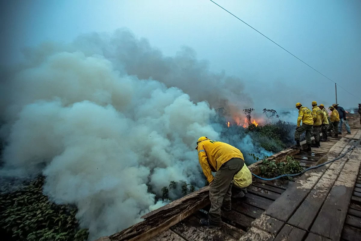 El avin de Bolsonaro, a punto de estrellarse por el humo de los incendios del Pantanal