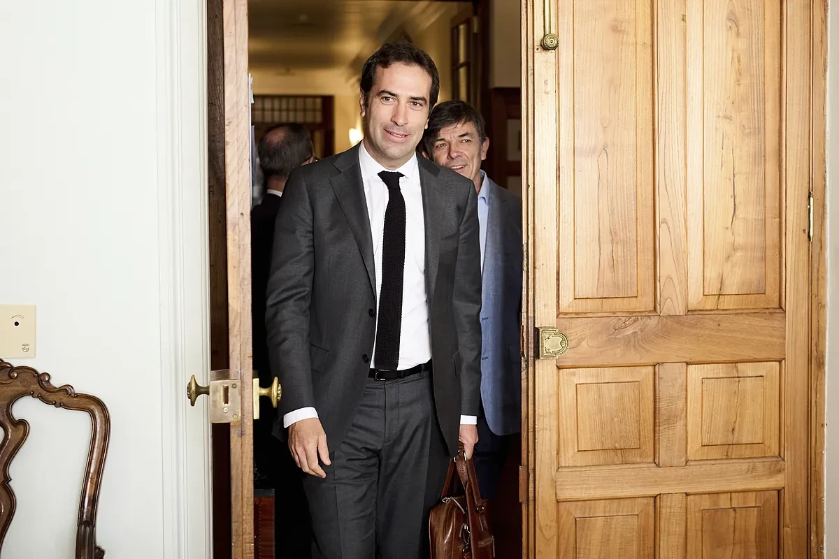 El ministro de Economía retira su intento de presentar el jueves al nuevo gobernador del Banco de España