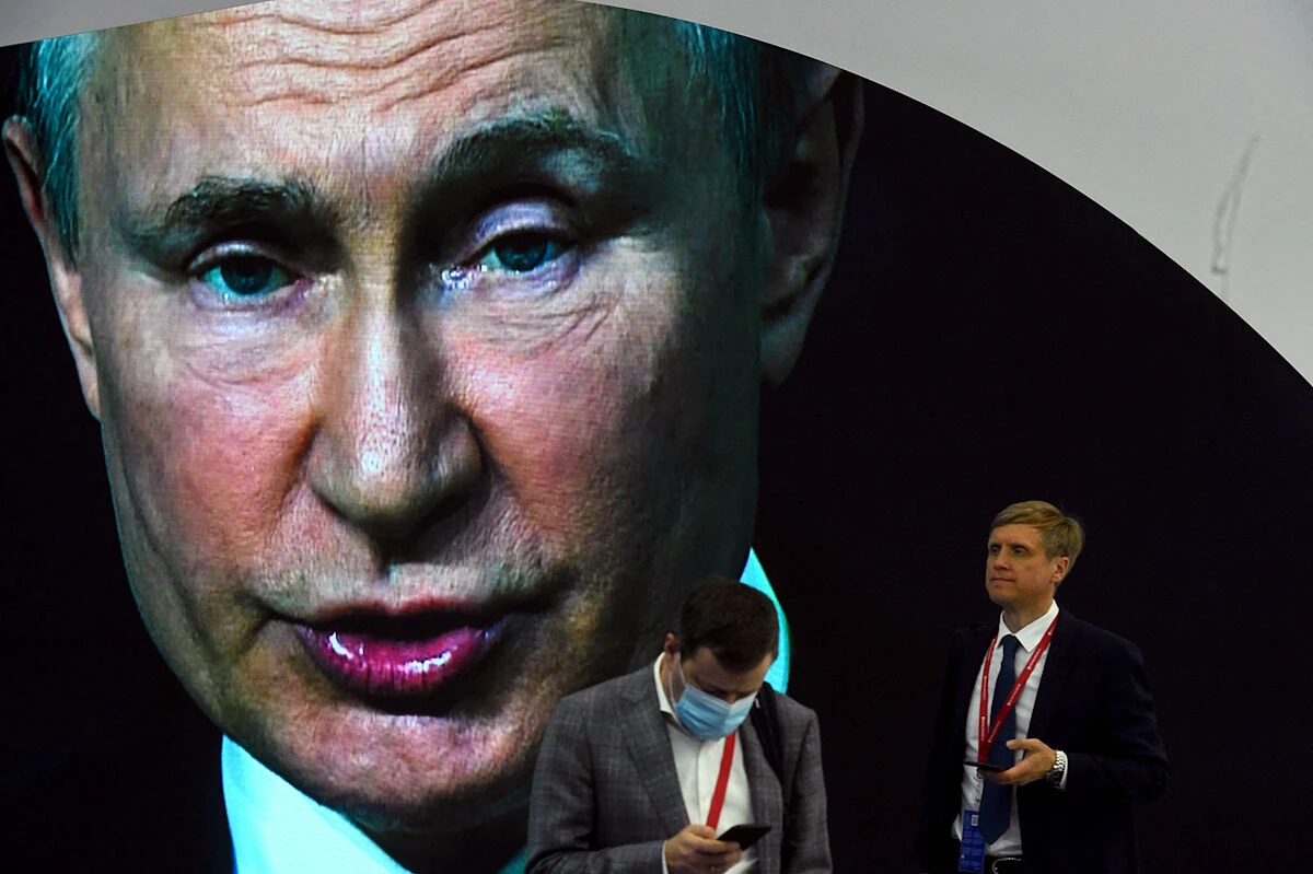 Rusia presume de su vacuna pero no se fía de ella