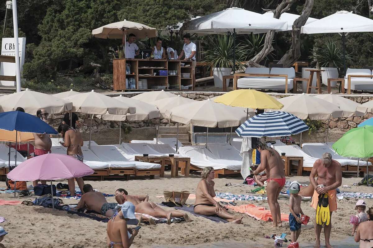 España podría perder hasta un 7% de turismo si sigue subiendo la temperatura: Baleares perdería hasta un 60% en verano y Asturias sería la ganadora