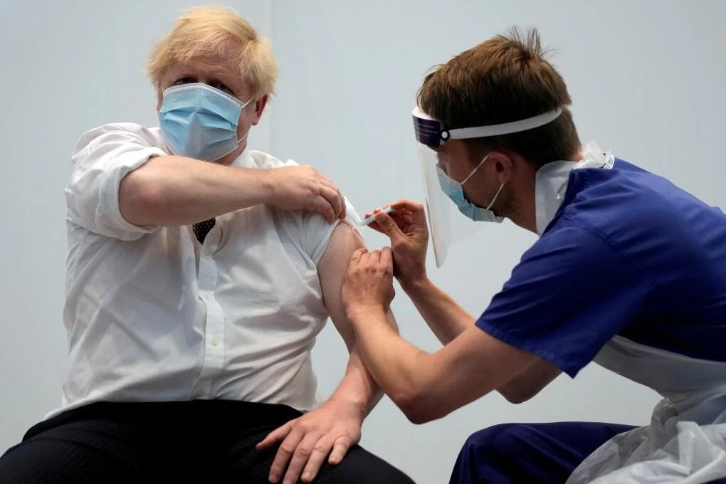 Aumenta la presión sobre Boris Johnson para donar el 20% de las vacunas