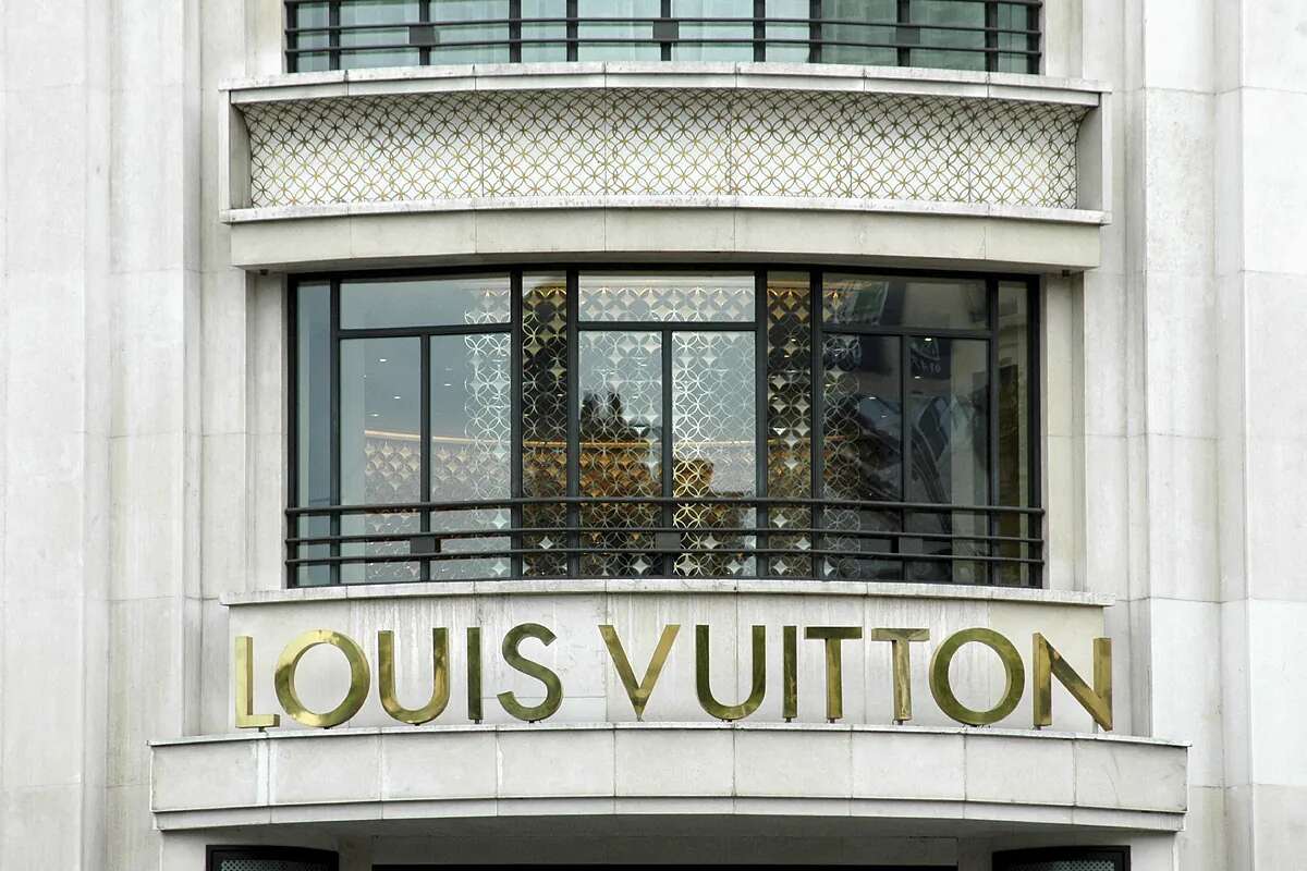 Venganza en Louis Vuitton: Una clienta descontenta hace contar su efectivo durante dos horas y después se va sin comprar