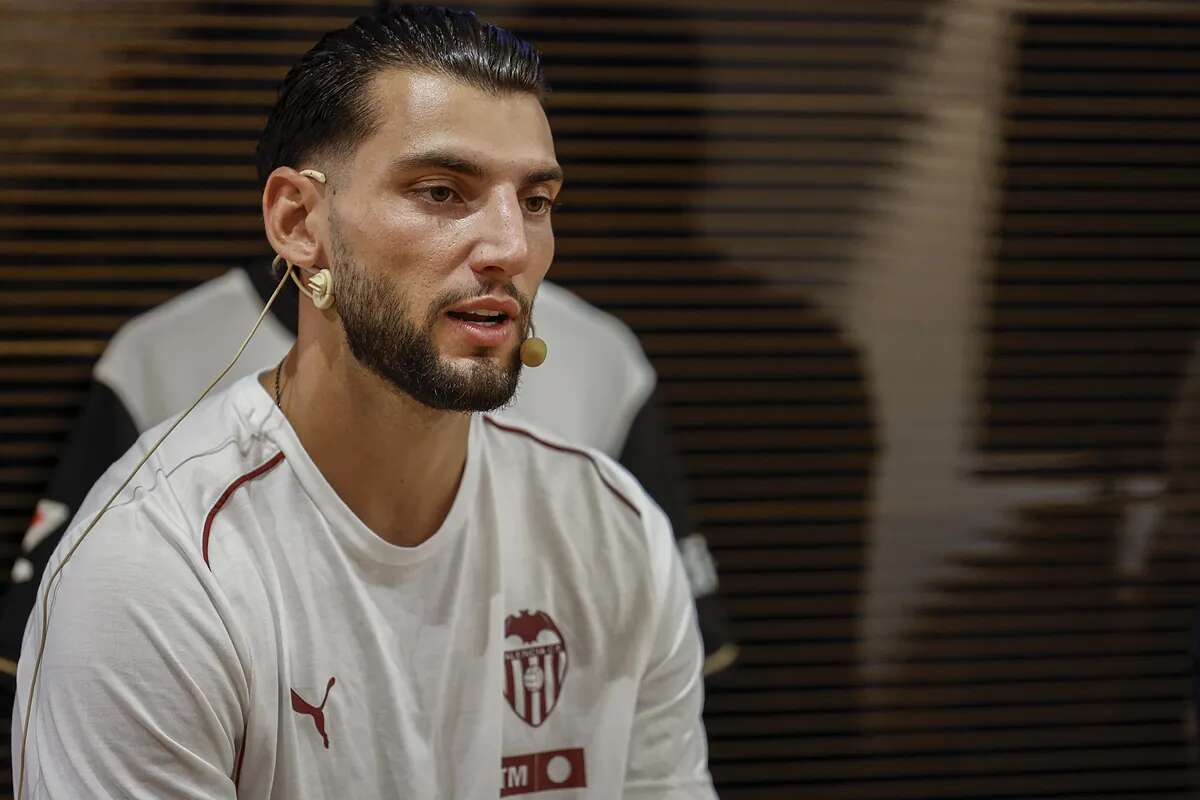 Rafa Mir regresa 94 días después de su denuncia por agresión sexual para reforzar el ataque del Valencia