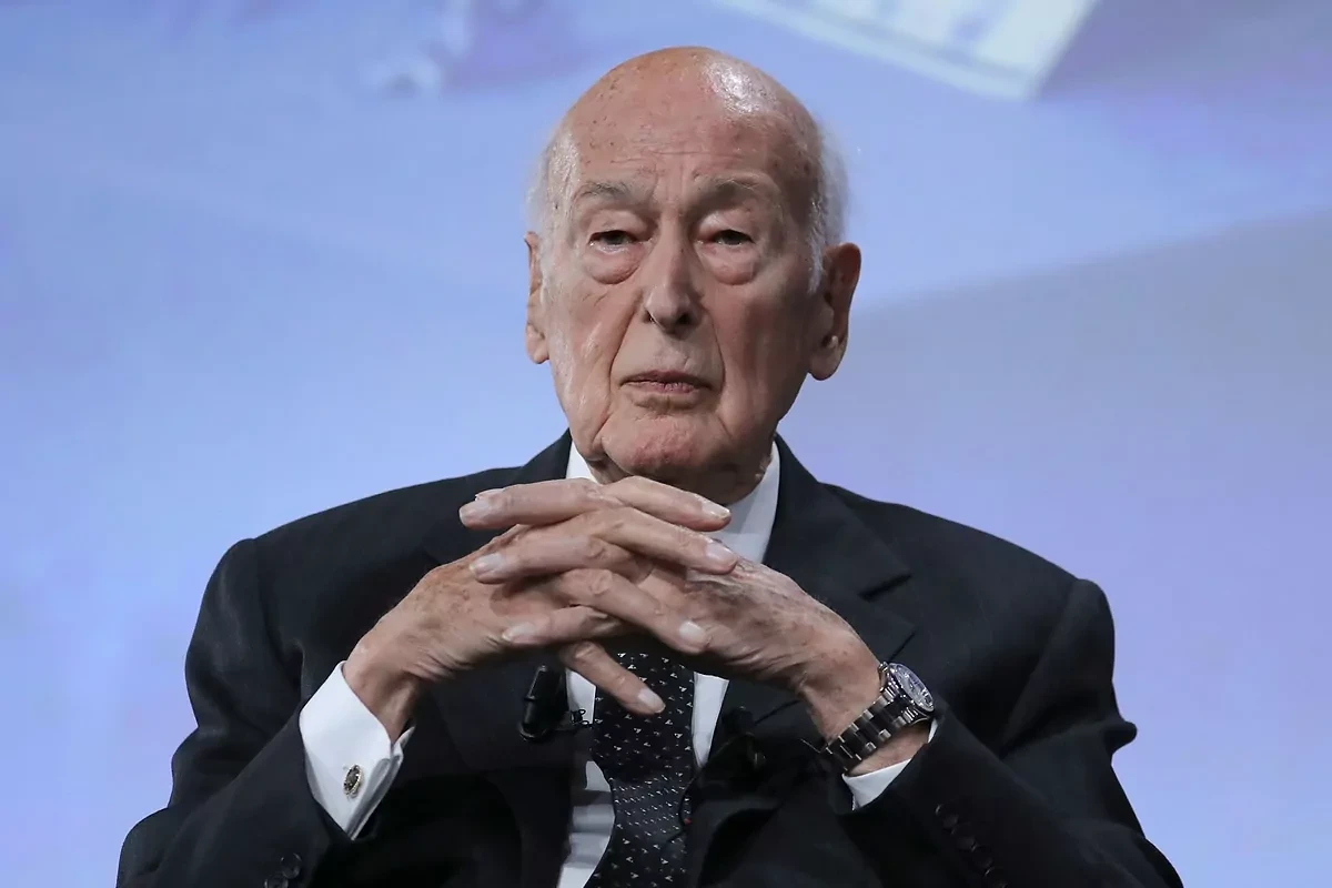 El ex presidente francs Giscard d'Estaing, de 94 aos, hospitalizado por una infeccin pulmonar