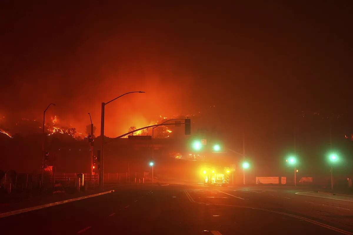 Un incendio sin control en Malibú pone bajo orden de evacuación a miles de personas