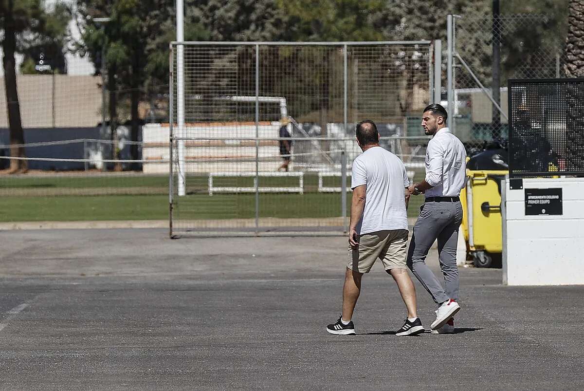 Hora y media de reunión, consultas a Singapur y decepción: así tomó el Valencia la decisión de apartar a Rafa Mir