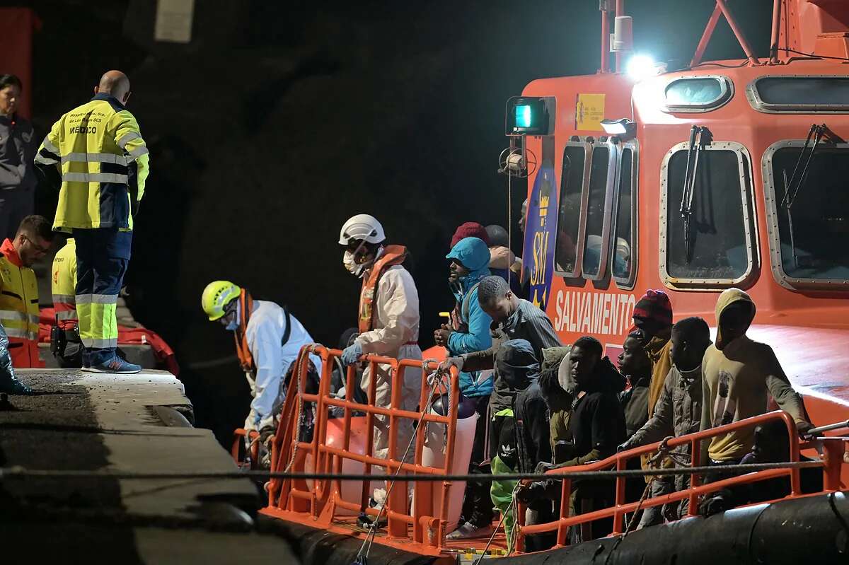 Muere un inmigrante y buscan a otros dos desaparecidos tras volcar un cayuco a 20 kilómetros de El Hierro