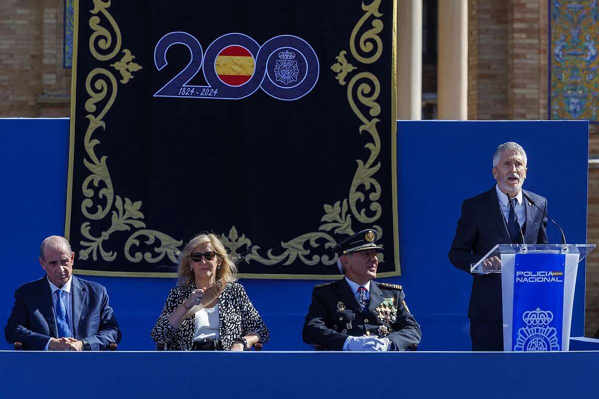 Grande-Marlaska blinda el Día de la Policía en Sevilla impidiendo la entrada al público para evitar los pitidos de los últimos dos años