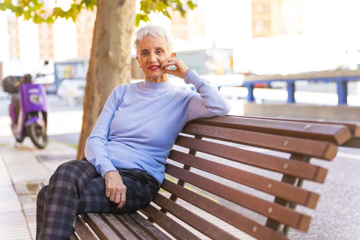 Alejandro (19) y Paqui (72), ¿el hogar español del futuro?: Cómo hacer 'match' entre jóvenes que buscan un alquiler asequible y mayores que quieren combatir su soledad