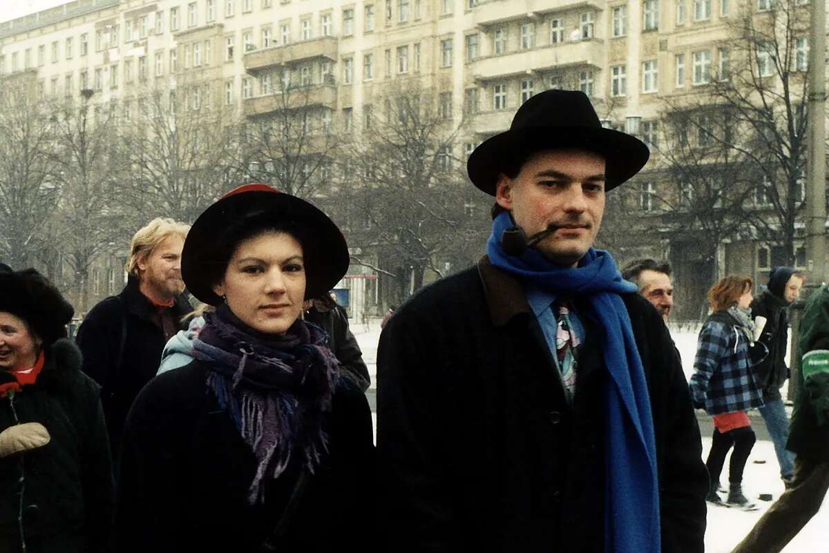 Sahra Wagenknecht: el padre que la abandonó y los tres cuernos que sufrió La Pasionaria alemana