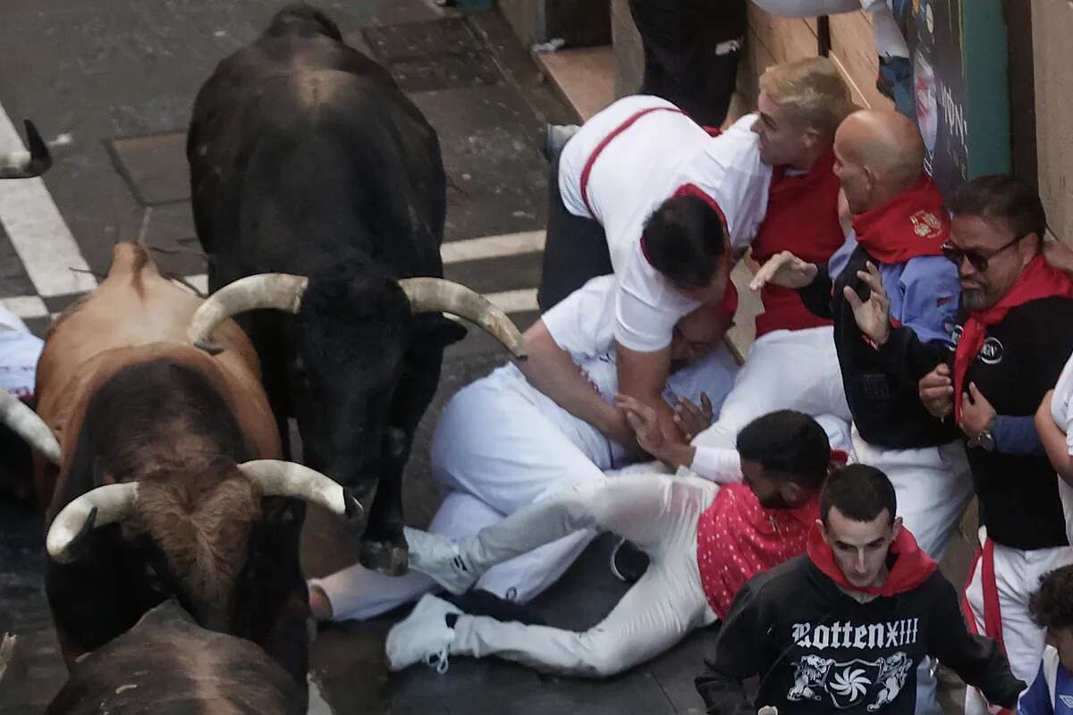 Primer encierro de San Fermín | Angustia en la plaza con varias vueltas al ruedo de los toros de La Palmosilla