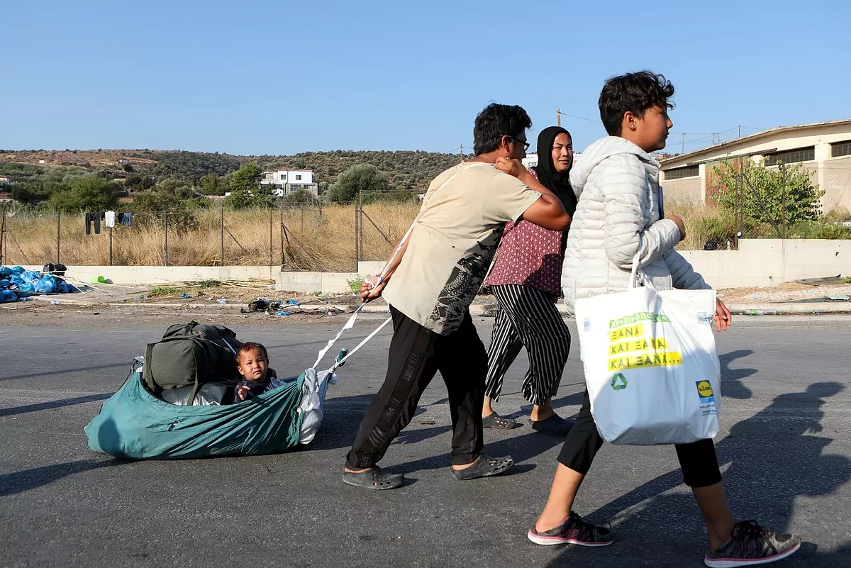 La polica obliga a refugiados de Moria a entrar en el nuevo campamento de Lesbos
