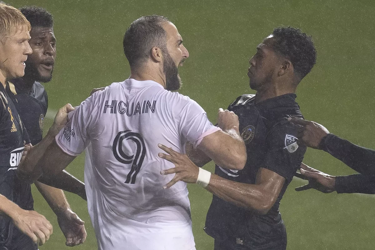 El nefasto debut de Higuan: penalti fallado, trifulca y derrota
