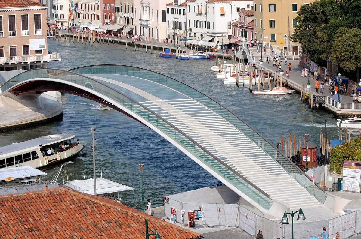 Venecia gastará entre 1,5 y 2 millones de euros en reformar el polémico Puente de Calatrava: 4.200 euros por escalón