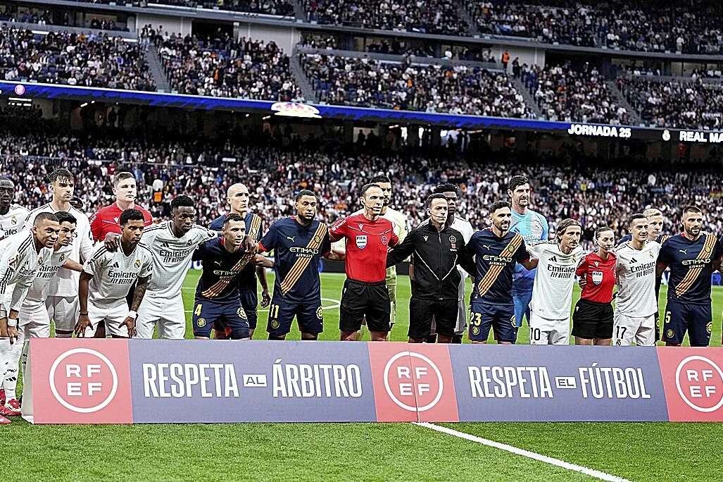 Árbitros, el ruido de nunca acabar: tuits de protesta, pitos y más polémica tras la semanas de presión del Real Madrid