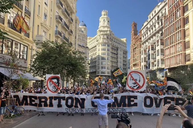 Medio millar de aficionados protestan de nuevo contra la gestin de Meriton en el Valencia