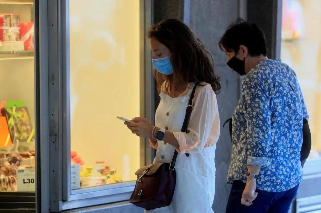 El PIB cayó en el primer trimestre el 0,4%, una décima menos de lo avanzado