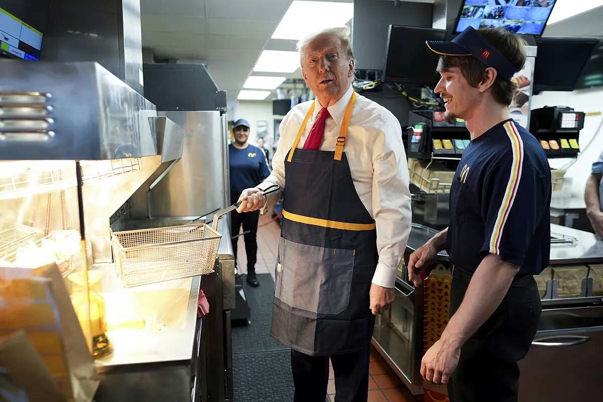 Trump se pone a freír patatas en un McDonald's para insistir sin pruebas en que Kamala Harris no trabajó en uno de estudiante