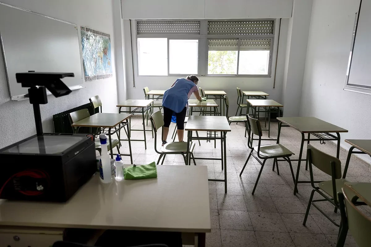 Murcia estudia sancionar a los padres de dos alumnos por llevarlos al colegio a pesar de haber dado positivo