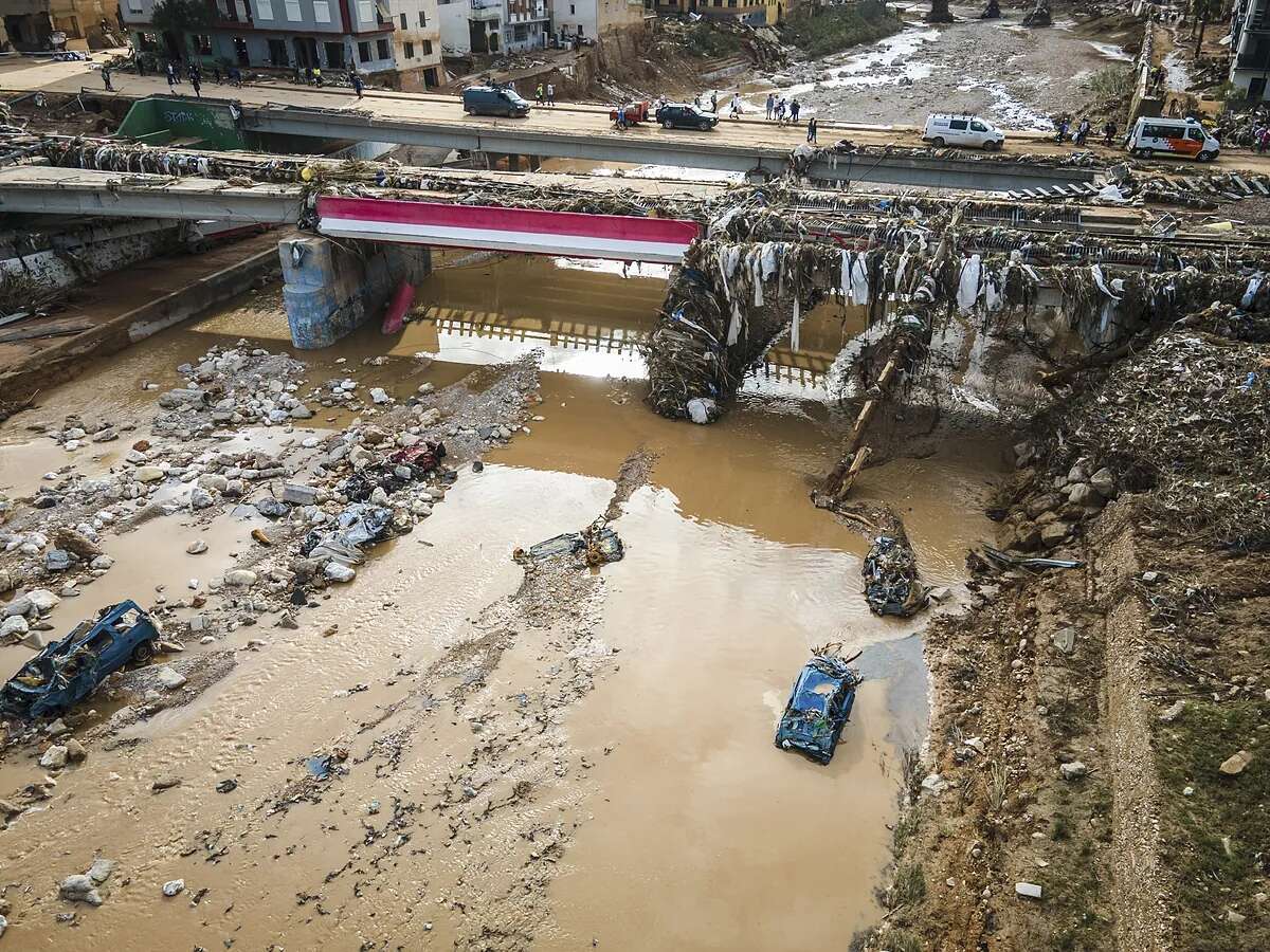 La supervivencia en Paiporta sin agua, sin luz y sin casa: 