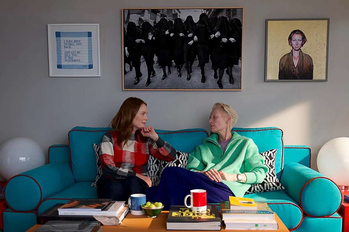 La habitación de al lado: Almodóvar firma una subyugante lección de cine en los rostros infinitos de Tilda Swinton y Julianne Moore (****)