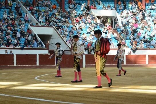 Morante borda el toreo en el arranque de la feria y Juli y Manzanares se reparten cinco orejas