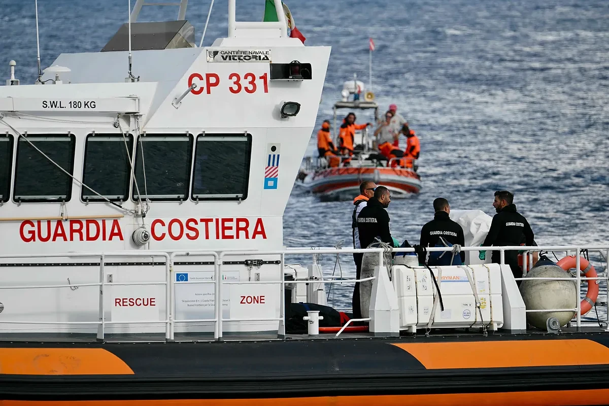 El capitán que rescató a 15 personas tras hundirse el yate en Sicilia: 