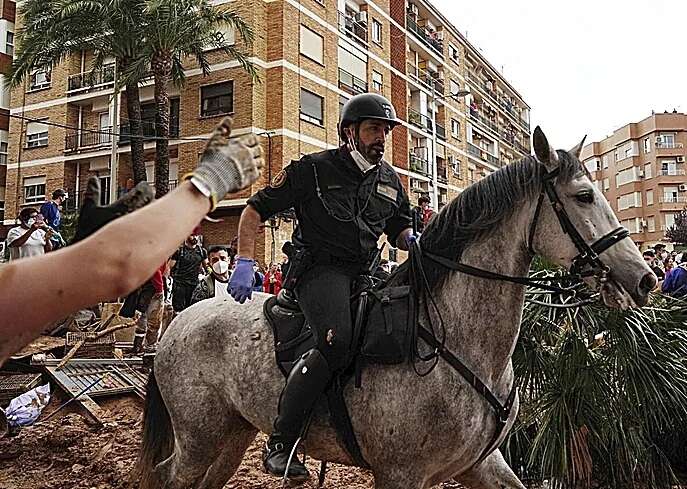 Los 15 segundo angustiosos del policía montado ante el pueblo