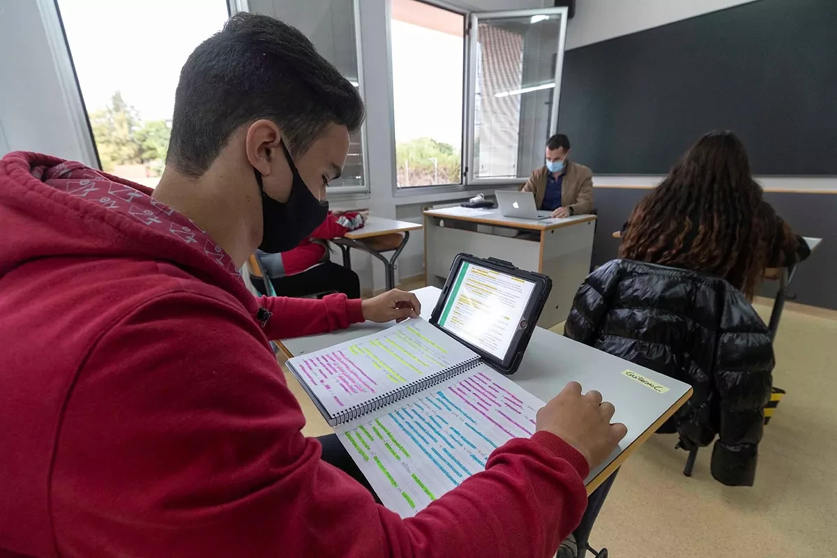 PSOE y Podemos pactan con ERC pasar de curso sin lmite de suspensos en la ESO