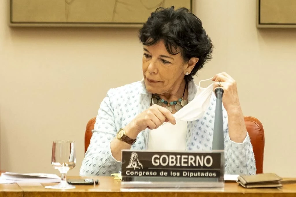 Isabel Celaá pone en duda que los alumnos puedan ir sin mascarilla: 