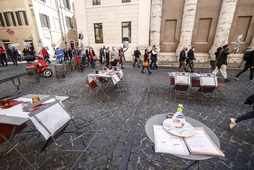 Italia cierra teatros y cines y a las 18.00 horas los bares y restaurantes