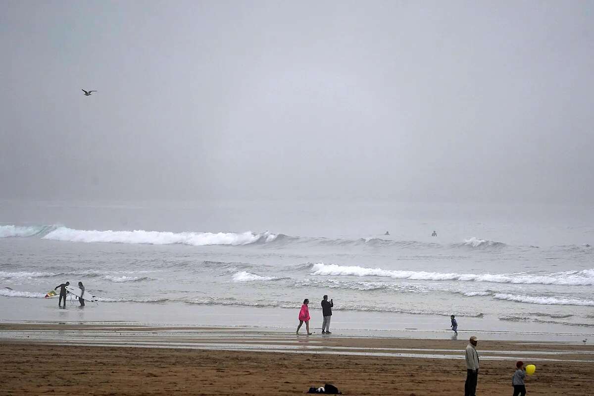 El tiempo este fin de semana: chubascos, viento y descenso térmico durante viernes y sábado; sol para el domingo