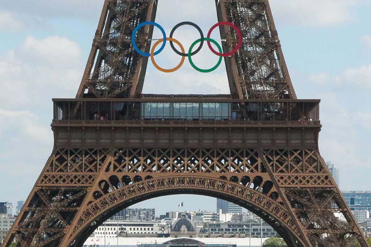 Dejar los anillos olímpicos en la torre Eiffel ¿Atentado al patrimonio o idea innovadora?