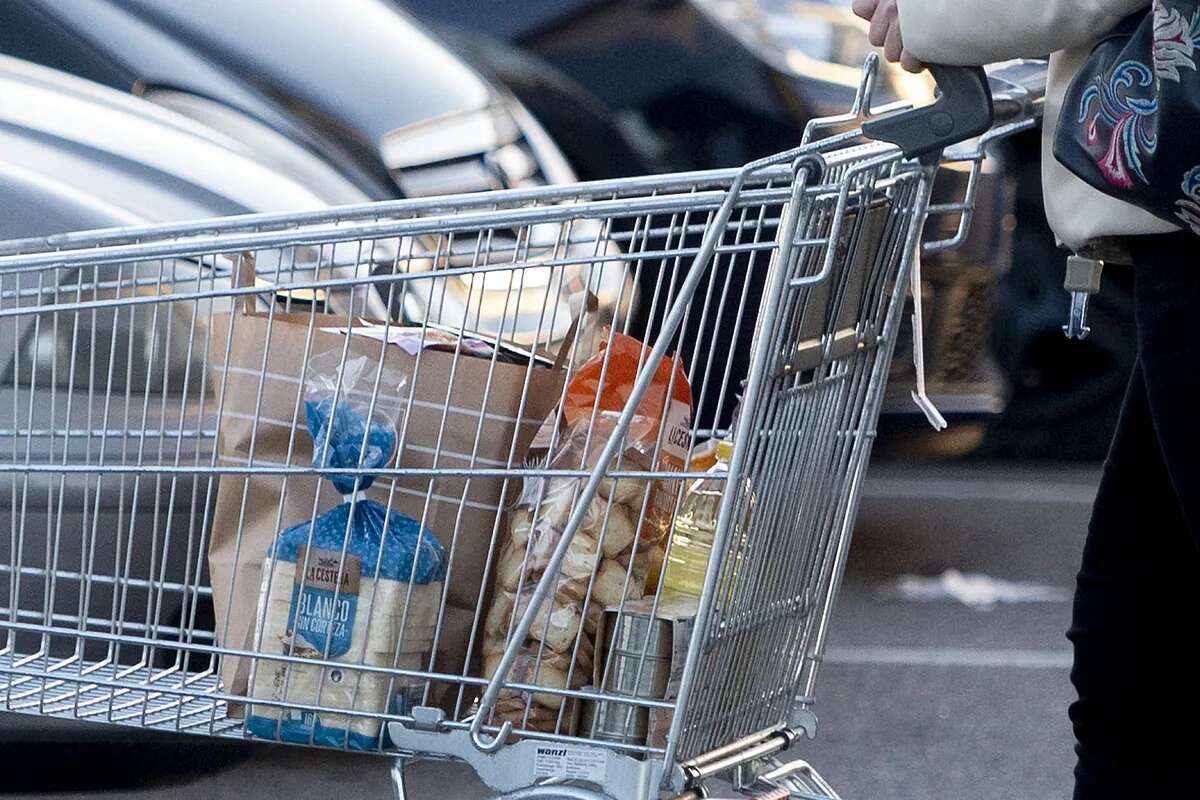 FACUA denuncia que ocho supermercados venden sus marcas blancas de leche al mismo precio