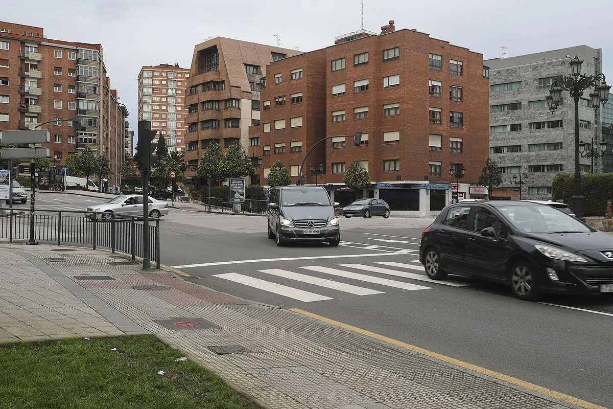 Dos hermanas adolescentes, ingresadas en la UCI tras ser atropelladas en la acera junto a otra menor en Oviedo