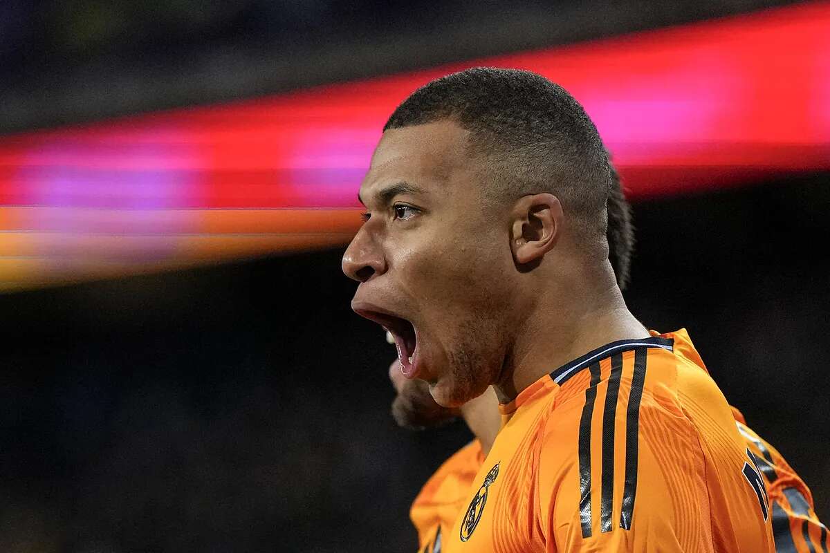 Mbappé logra su primer 'hat-trick' en el Madrid y levanta un dique sobre el liderato