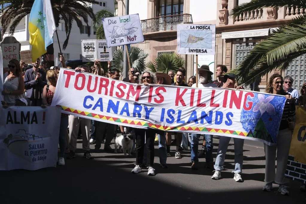 Decenas de manifiestantes se concentran en Tenerife contra el modelo turístico de las islas: 