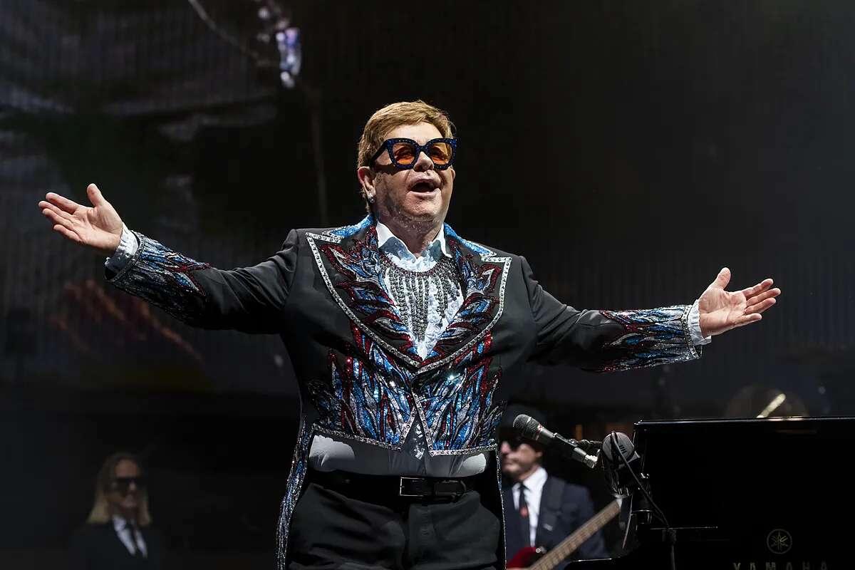 Elton John bromea sobre su pérdida de visión durante la gala de los Globos de Oro