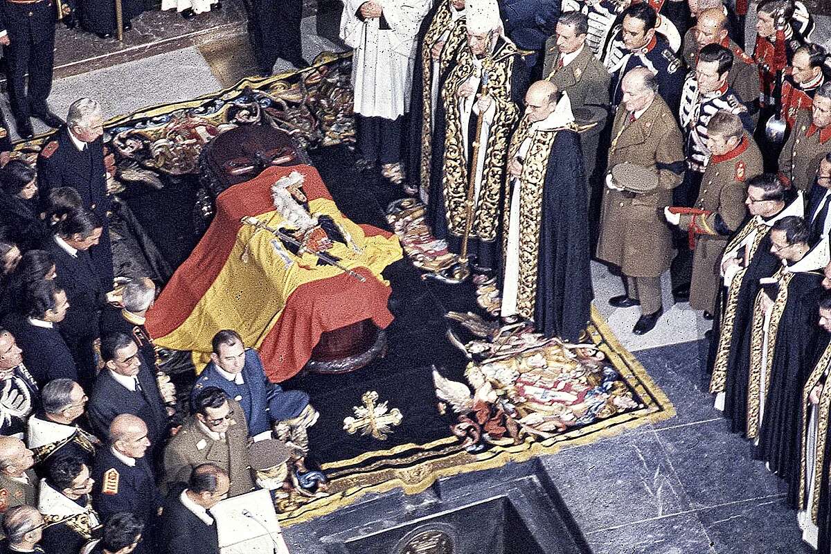 División entre los expertos ante el anuncio del Gobierno de que celebrará los 50 años de la muerte de Franco: 