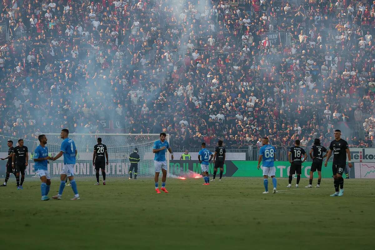 Se interrumpe durante 7 minutos el Nápoles-Cagliari por enfrentamientos entre aficiones