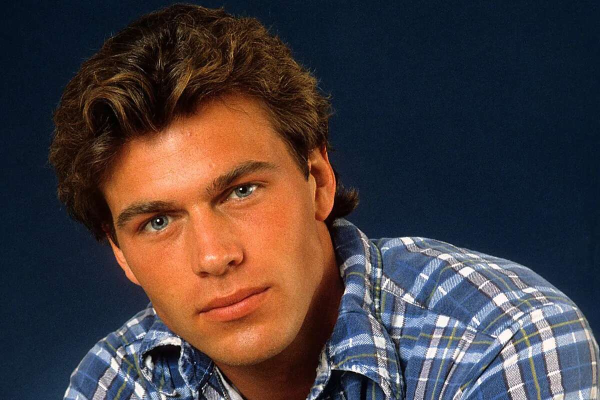 Un tiro en la sien por accidente: la trágica muerte del actor Jon-Erik Hexum, que sus fans no olvidan