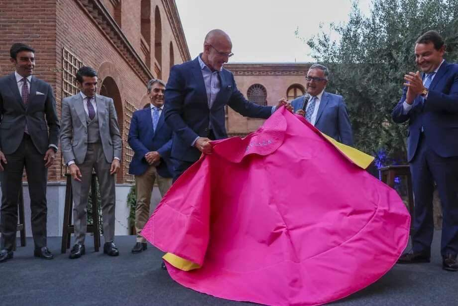 Luis de la Fuente, homenajeado por el planeta taurino en Las Ventas: 