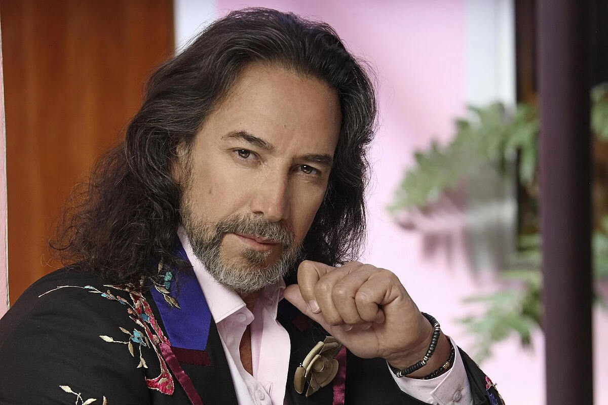 La conversión de Marco Antonio Solís, el ídolo mexicano que pasó de querer ser cura a cantarle al amor gay