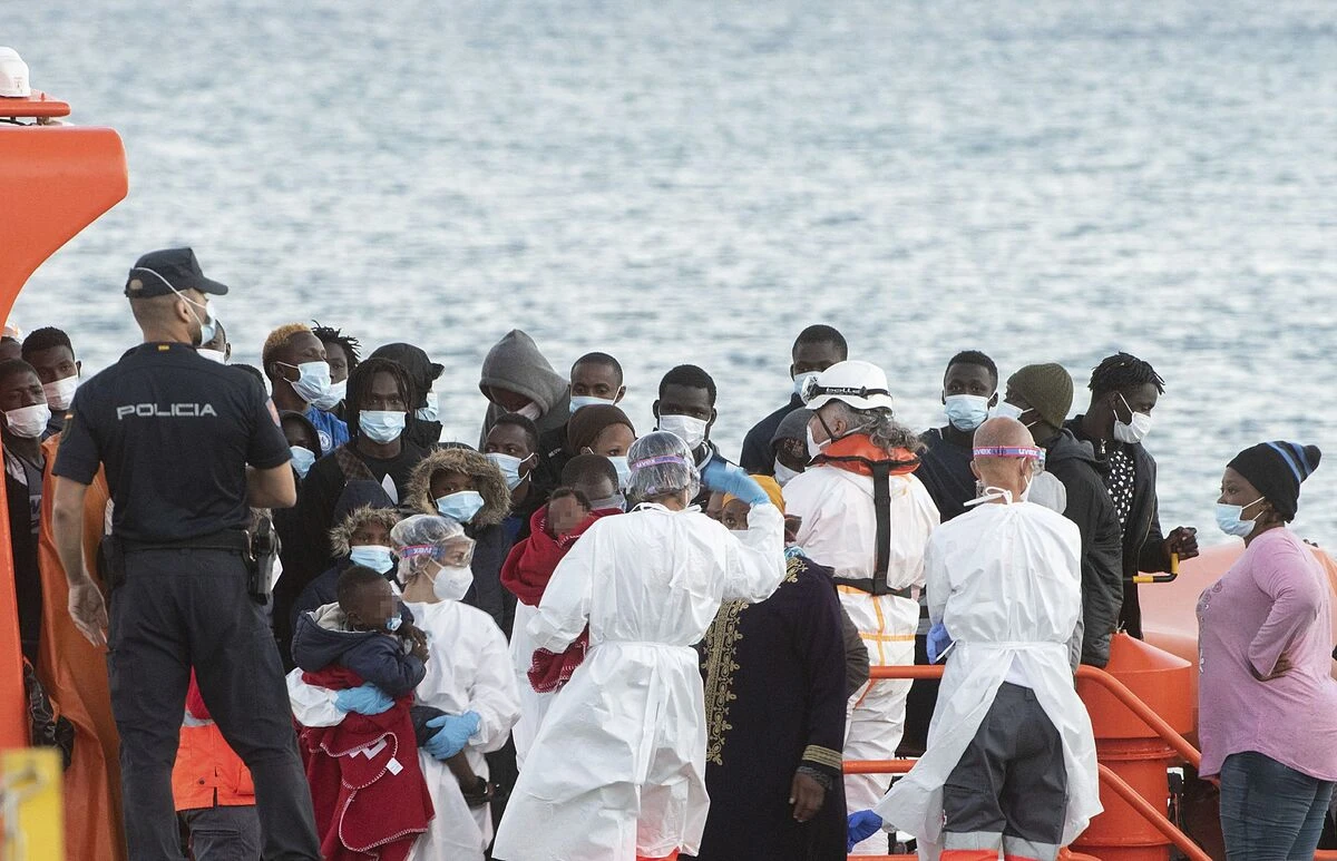 Dos mujeres mueren y 38 inmigrantes sobreviven en un naufragio en Lanzarote
