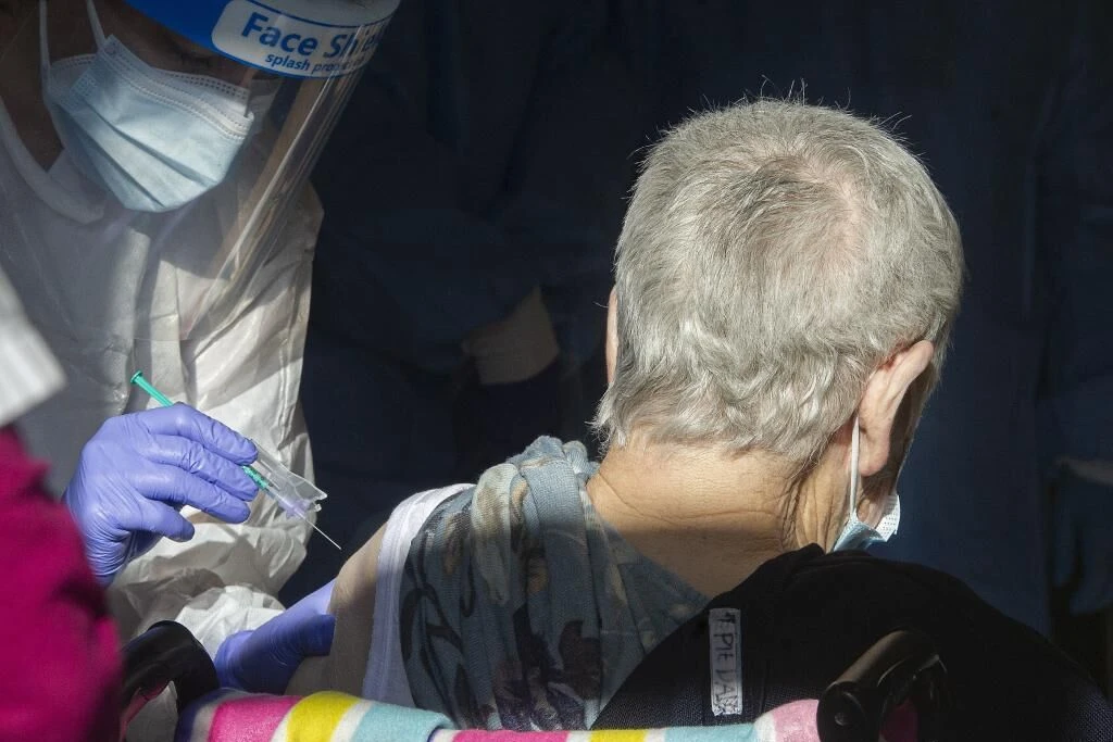 Covid y osteoporosis: cómo evitar riesgos en vacunación y tratamientos