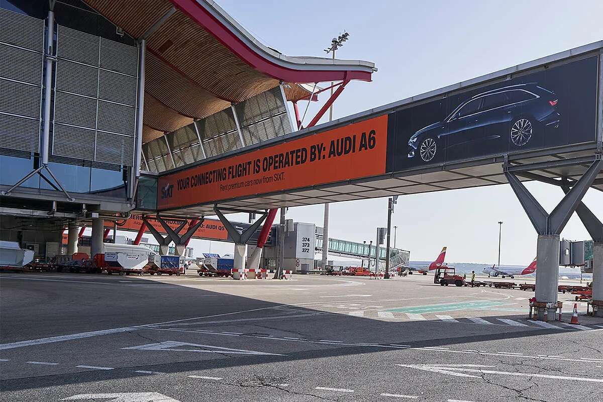 Fallo de seguridad en la T4 de Barajas: un coche privado acaba por error bajo la pasarela de acceso a los aviones tras seguir un joven conductor al GPS