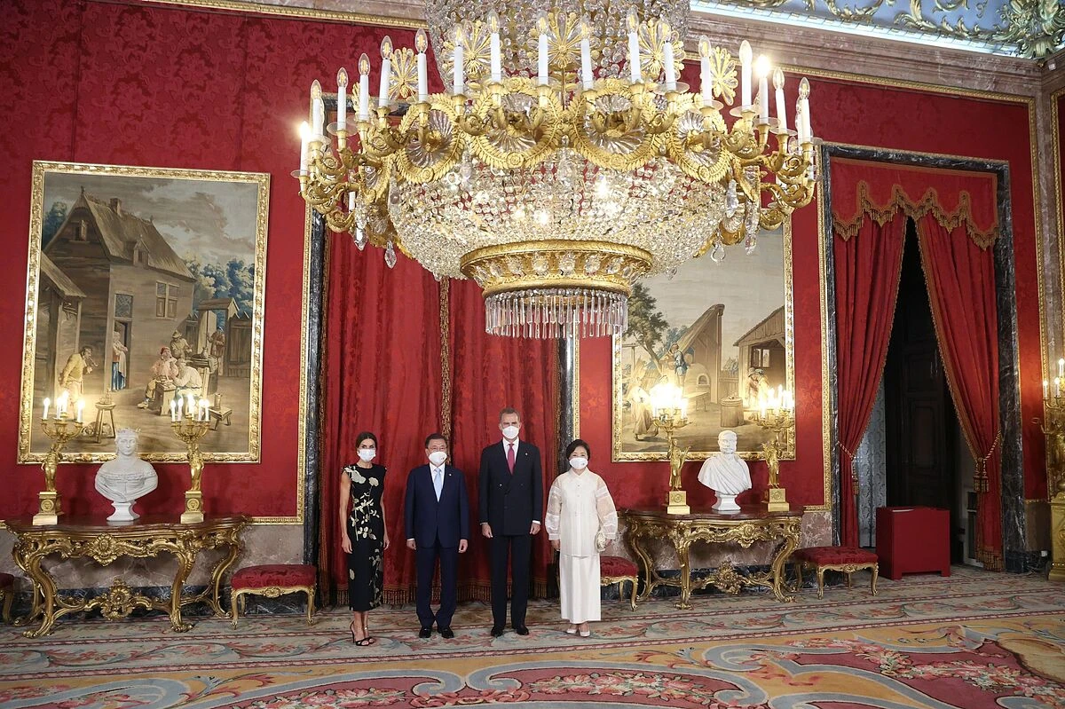 La espalda al aire de Begoña Gómez, la reverencia de Ayuso... Todas las fotos de la cena de gala