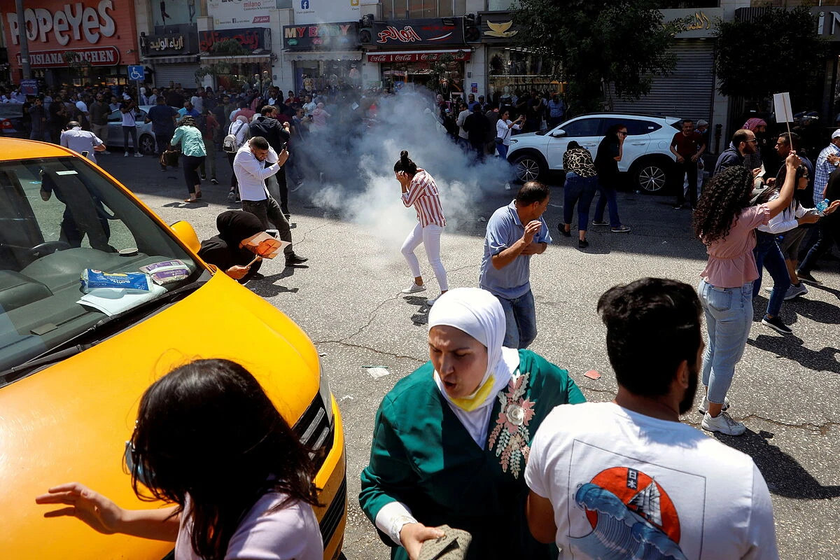 Los palestinos piden la salida del presidente Abu Mazen tras la muerte en custodia de un disidente