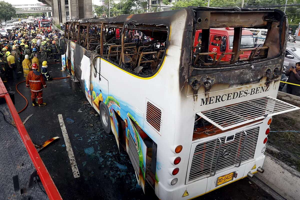 Una veintena de estudiantes muertos al incendiarse un autobús escolar en Bangkok