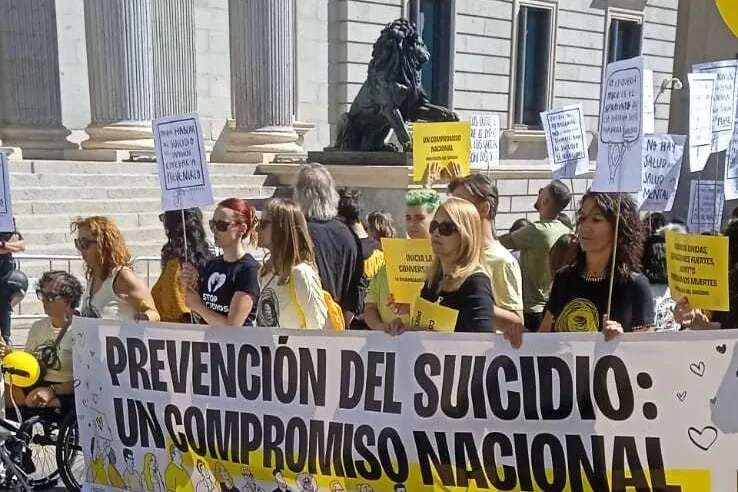 Una 'marcha amarilla' recorre Madrid para fortalecer los lazos sociales frente al suicidio y reforzar la red de protección